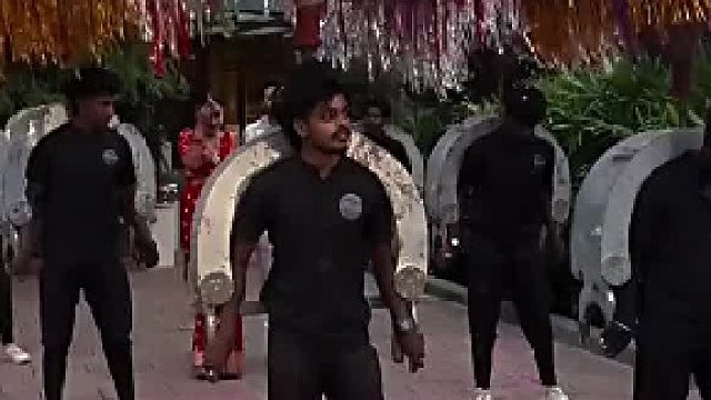 印度新人结婚现场，男生们集体为新人献上顶级祝福