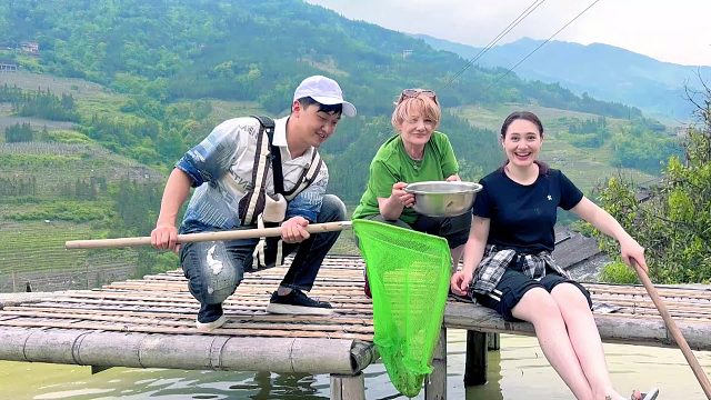 云南小伙来广西，和外国人下水抓鱼，看看收获怎么样