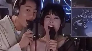 周慧敏被黎明偷親后一臉?gòu)尚? style=