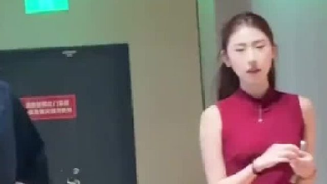 女生被男生看了一眼跟男友吐槽，男友直接以其人之道还其人之身，