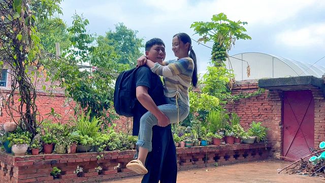 老公出差突然回家，偷偷给媳妇一个惊喜，媳妇的反应太大了