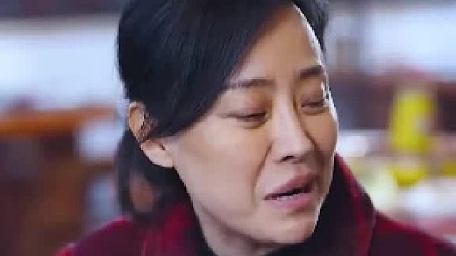 吃火锅，小孩把别人的手机和钥匙扔到了火锅里，还跟奶奶炫耀