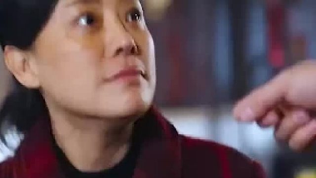 奶奶溺爱孙子，把别人的手机都扔到了火锅里，还在护着孙子