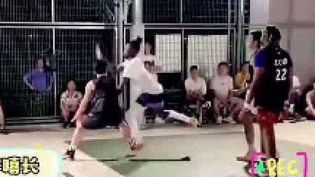 小伙打篮球恶意犯规，黑人小哥也不惯着，当场就吵了起来！