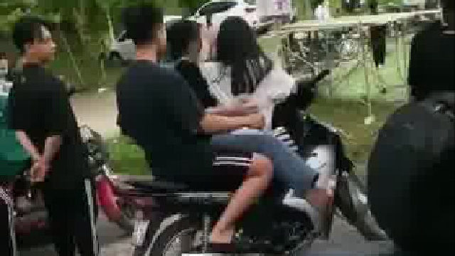 男：谢谢两位姑娘帮我暖车