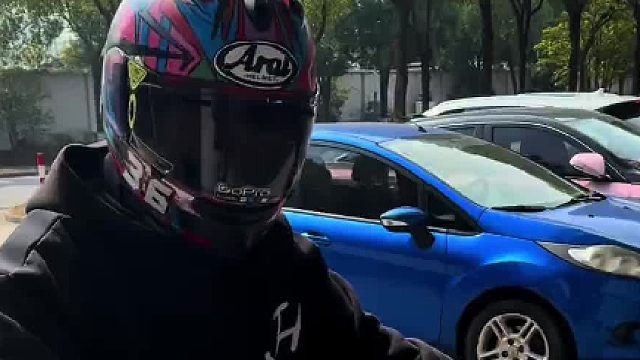 “不是我说…现在摩托车钥匙这么大吗…”