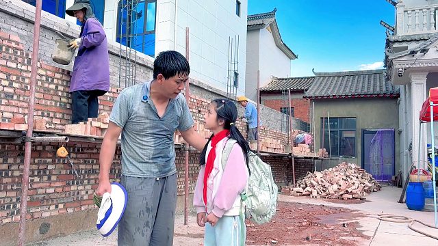 父亲在工地搬砖，女儿放学被撞见，画面让人心酸！