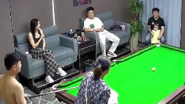 男子不带孩子出来打台球，不料下一秒被妈妈一顿揍