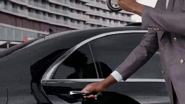 我们都爱逞强，心里流着眼泪却笑着说没事