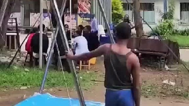 牛啊，蹦这么高下来啥事没有！