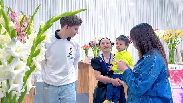 老婆带孩子赏花，看见外国帅小伙，鼓起勇气打招呼！