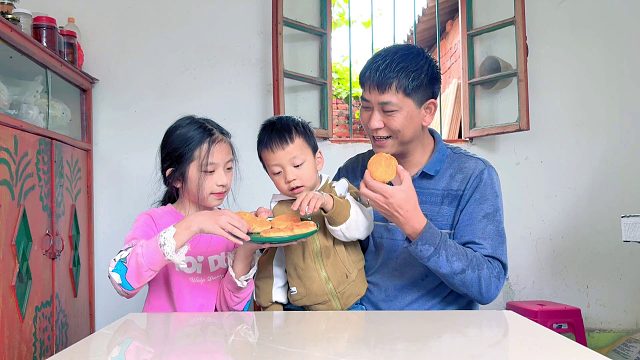 野光干活回来，媳妇有事不在家，女儿的做法太暖心了