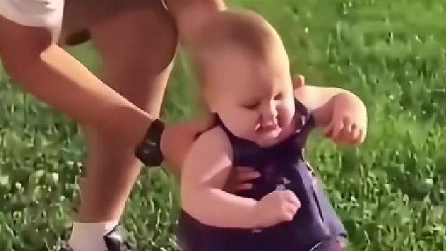 为什么宝宝的脚丫都不肯沾着草地？