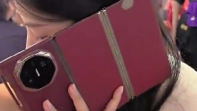 我要是买到那个手机  比她更嚣张