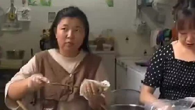 张伟丽逛街被小吃店店主认出，店主大方请客