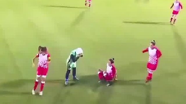 足球场上永远不会缺少爱