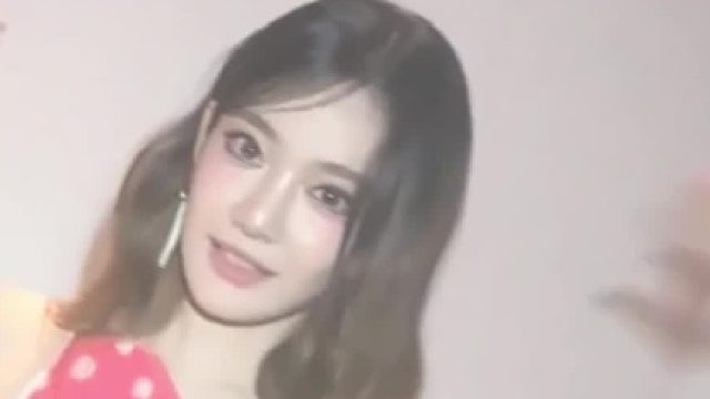 韩国女星 柳智敏独特造型吸睛 精致肩颈 曼妙曲线难掩魅力