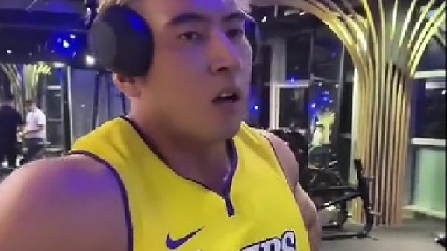 詹姆斯从齐胸深的水里跳出来是真的吗？