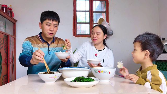 30多岁的年轻夫妻，放弃打工在家种地，粗茶淡饭自给自足