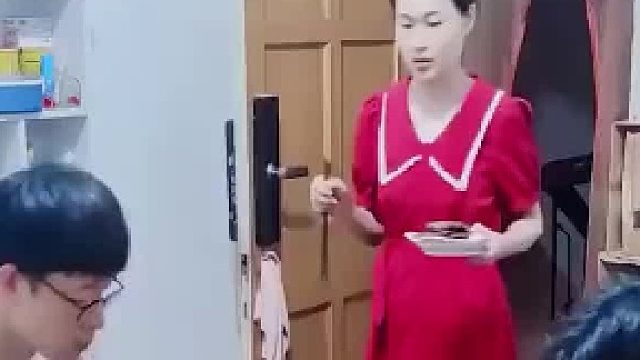 最后一道菜上桌，儿子嘲笑妈妈格局太小，下一秒直接后悔