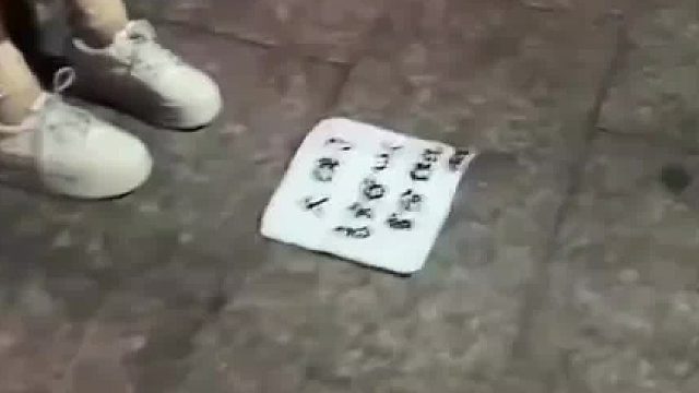 老人假扮小女孩坐在路边要钱