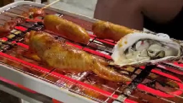 烧烤香不香狗知道。