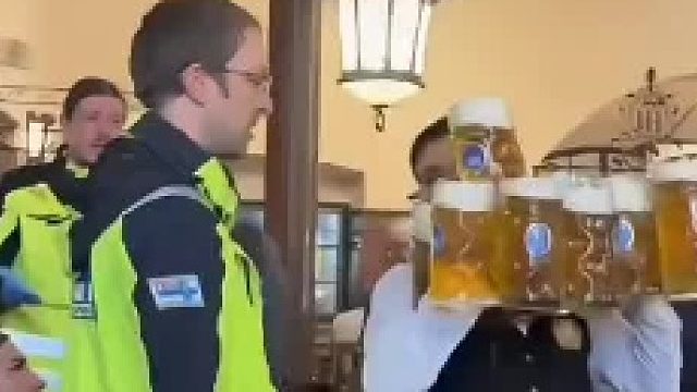 国外的服务生也不容易啊