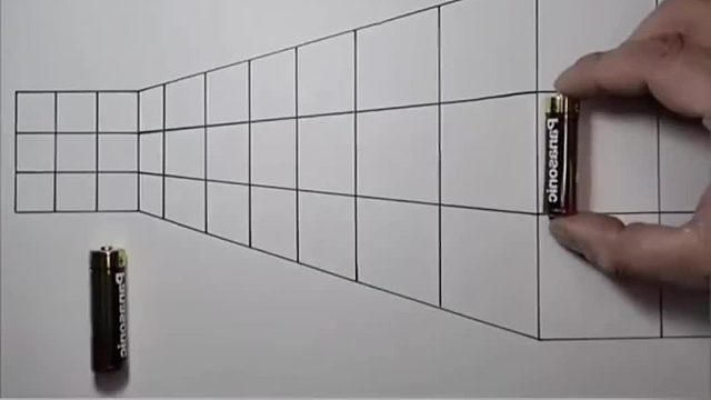 两颗一模一样的电池，放在图纸上瞬间变大变小