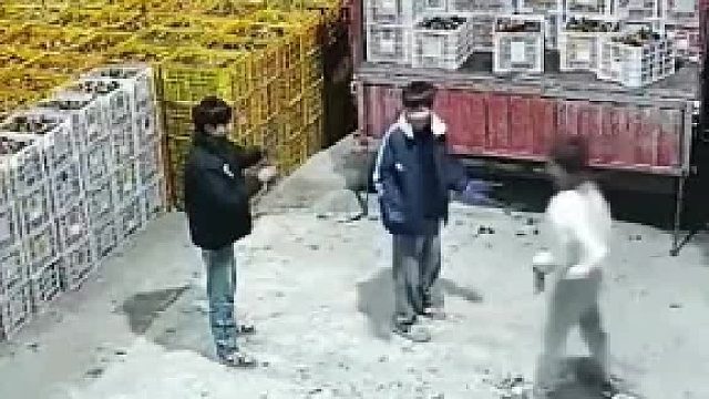 货来晚了没人卸车，儿子喊了一帮同学来