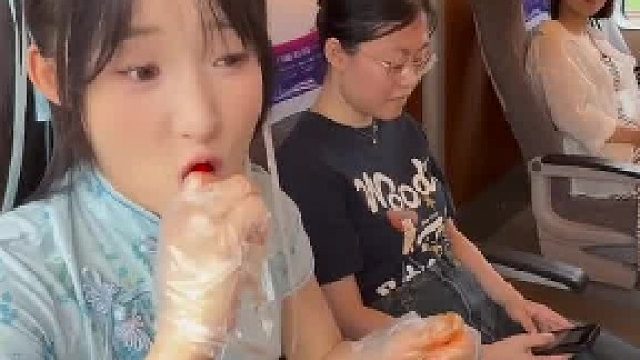 不是！谁家好人这么吃小龙虾的！