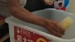 倒賣檸檬水：200多的檸檬水窮追猛打，230萬的耳環(huán)裝聾作