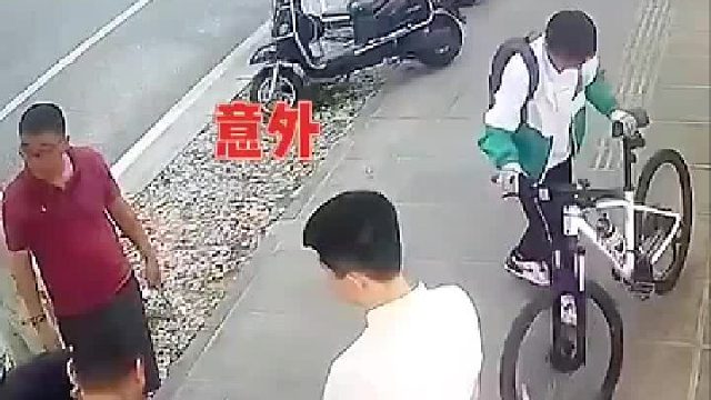 男子被撞倒地，太意外了