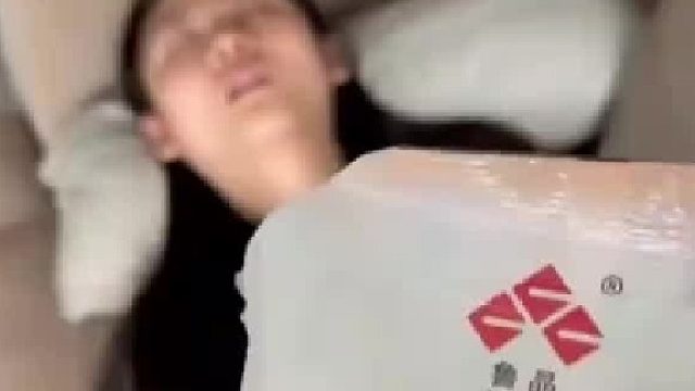 男子给睡着的女友嘴里撒“盐”，结果万万没想到