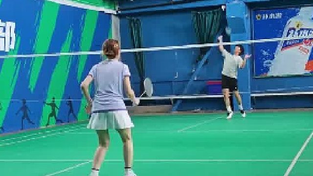 羽球人请捡干净地上的羽毛，擦干净地上的汗