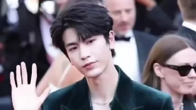 张凌赫贵公子形象亮相戛纳，戴超1700万戒指，雕塑般的立体感好绝