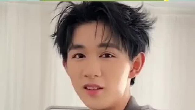 荣梓杉恋情曝光，和女友人亲密互动，嘻笑打闹挽手同行超甜蜜