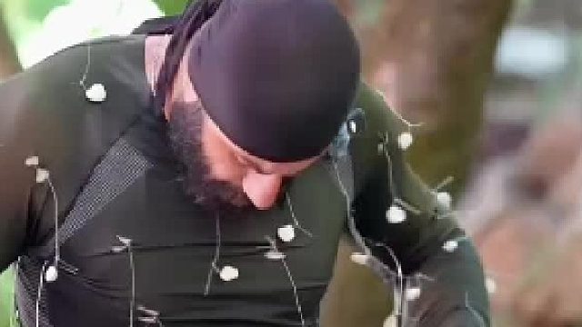 男人将全身绑满鱼钩，然后泡在水里钓鱼，他能钓到鱼吗