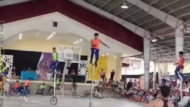 众人骑着独轮车打篮球，一个失误吓坏观众，网友：这摔下来肯定骨折了