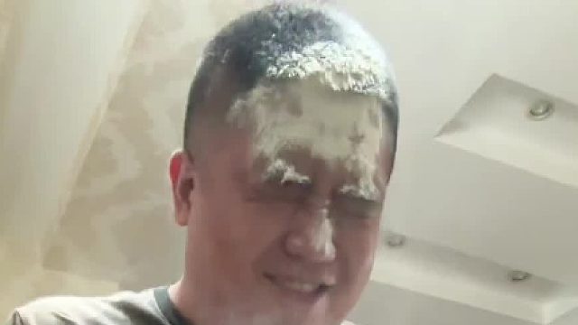 睡醒的第一件事就是整蛊一下他。