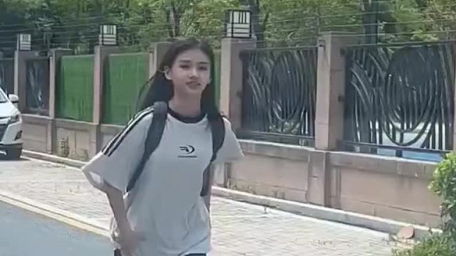 要不是他爸提醒一句“你妈也来了”估计她都忘记还有一个妈的存在