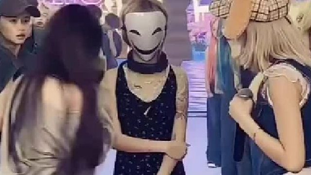 这个是项圈炸弹而且还是定时的而且他的威力巨大你们去搜一下这个威力很大的