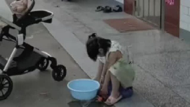 爸爸下车忘记拉手刹，女儿赶紧把妹妹拉到一边