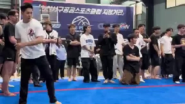 比赛现场裁判按耐不住，用单腿展示连续后空翻！！