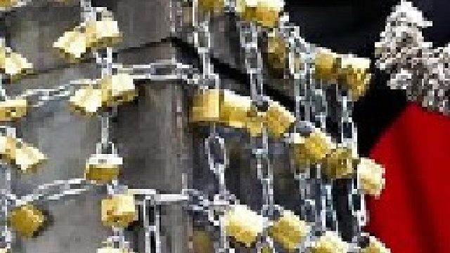 上千把锁捆绑的箱子里藏有10万美金，谁能率先打开它