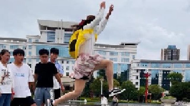 这送外卖跳远技术阿姨都说好厉害 。