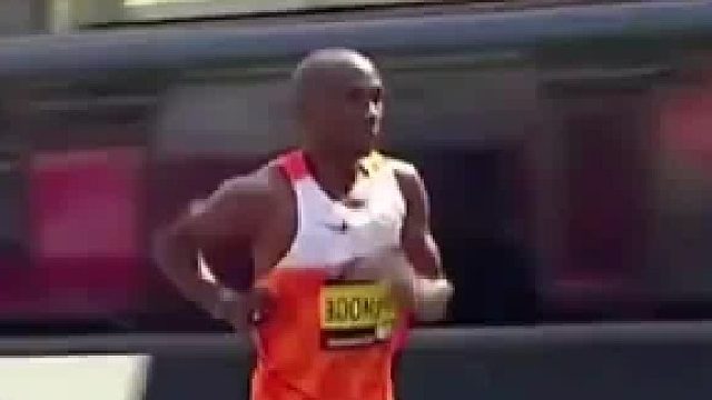 基普乔格跑姿欣赏 太帅了 拿补给都这么稳