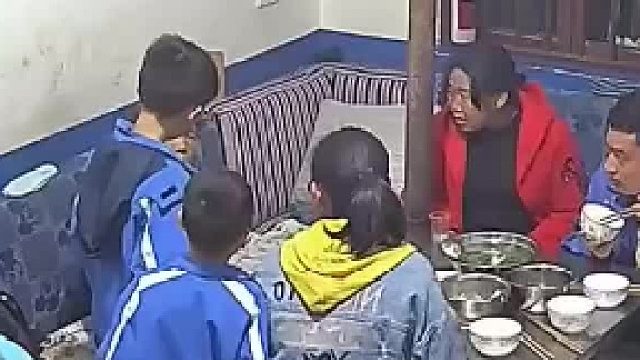 一家人正一起吃着饭，老人突然往沙发上一靠安详离世