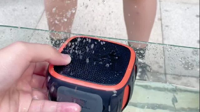 户外低音小炮音响，登山扣设计，防水防摔