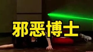 為了給父親報仇小美獨自一人來到博士的老巢