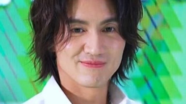 言承旭现身上海北外滩出席活动岁的他颜值依旧帅气岁月在他身上没有留下多少痕迹